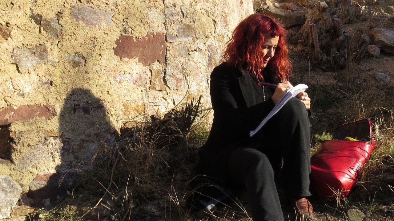 photo-woman-writing-in-journal-outside
