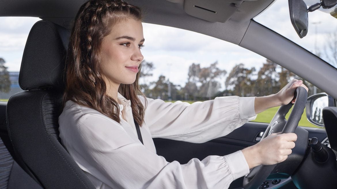 photo-woman-driving-car-smiling