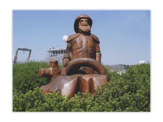 Wooden sculpture at Lakes Entrance product photo Internal 1 DETAILS
